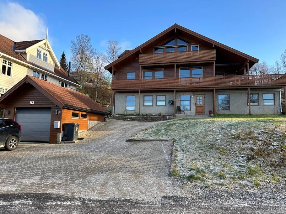 Leilighet I Rolig Gate Med Utsikt Og Gratis Parkering Tromso Exterior photo